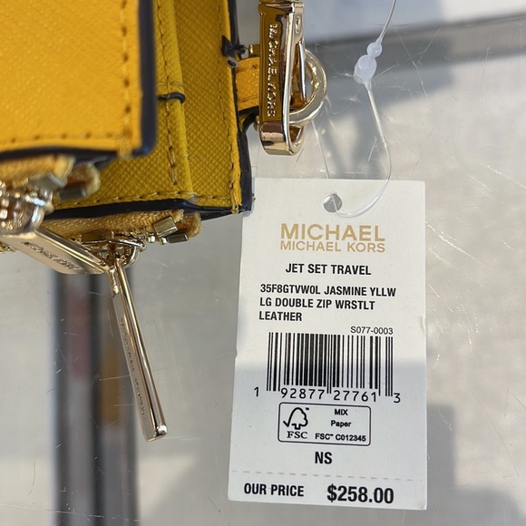 Michael Kors Jet Set Travel Large Double Zip Leather Wristlet phone holder 
NWT - Picture 11 of 16